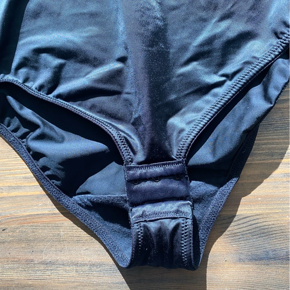 Flexees Black Nylon/Spandex Blend One Piece
Bodysuit Size 36 B - Picture 5 of 7